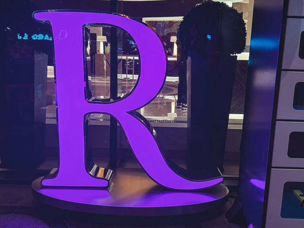 ルネッサンス上海普陀ホテル外観のRロゴ