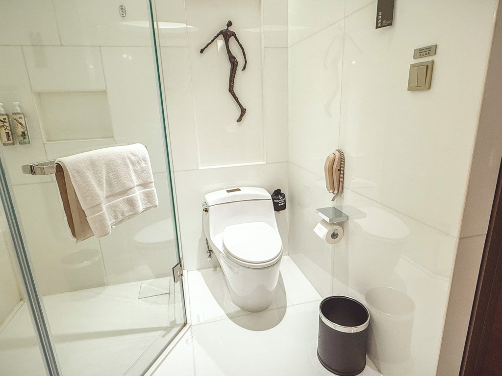 ルネッサンス上海普陀ホテルのトイレとシャワールーム