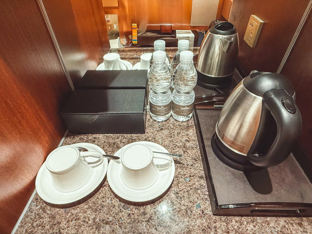 ルネッサンス上海普陀ホテル客室のコーヒーセットとボトルウォーター