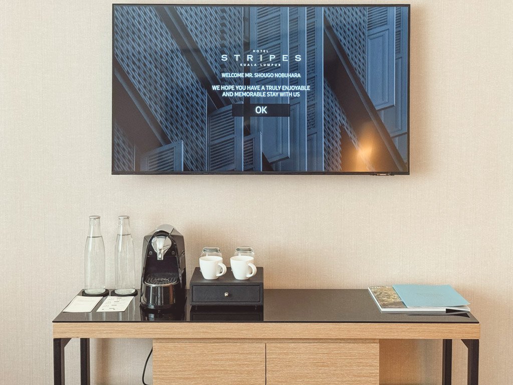 ホテル・ストライプス・クアラルンプール客室のテレビとコーヒーステーション