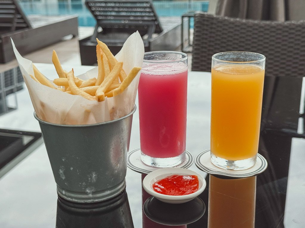ホテル・ストライプス・クアラルンプール屋上プールサイドの軽食とジュース