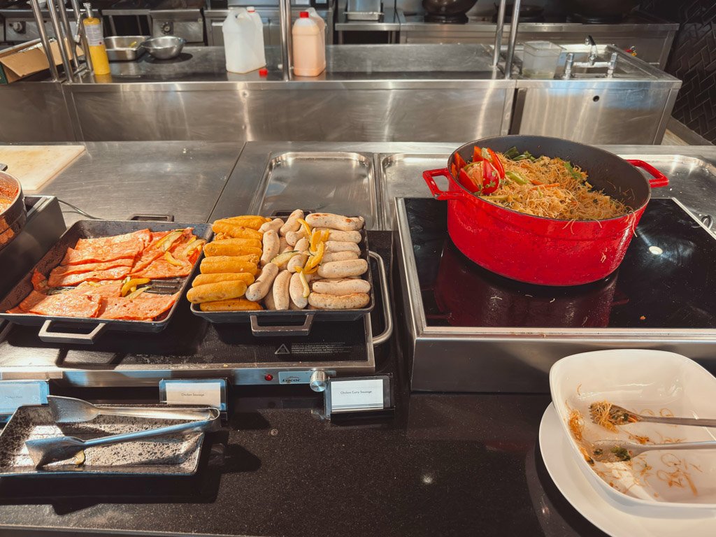 ホテル・ストライプス・クアラルンプール朝食ビュッフェのソーセージと麺料理