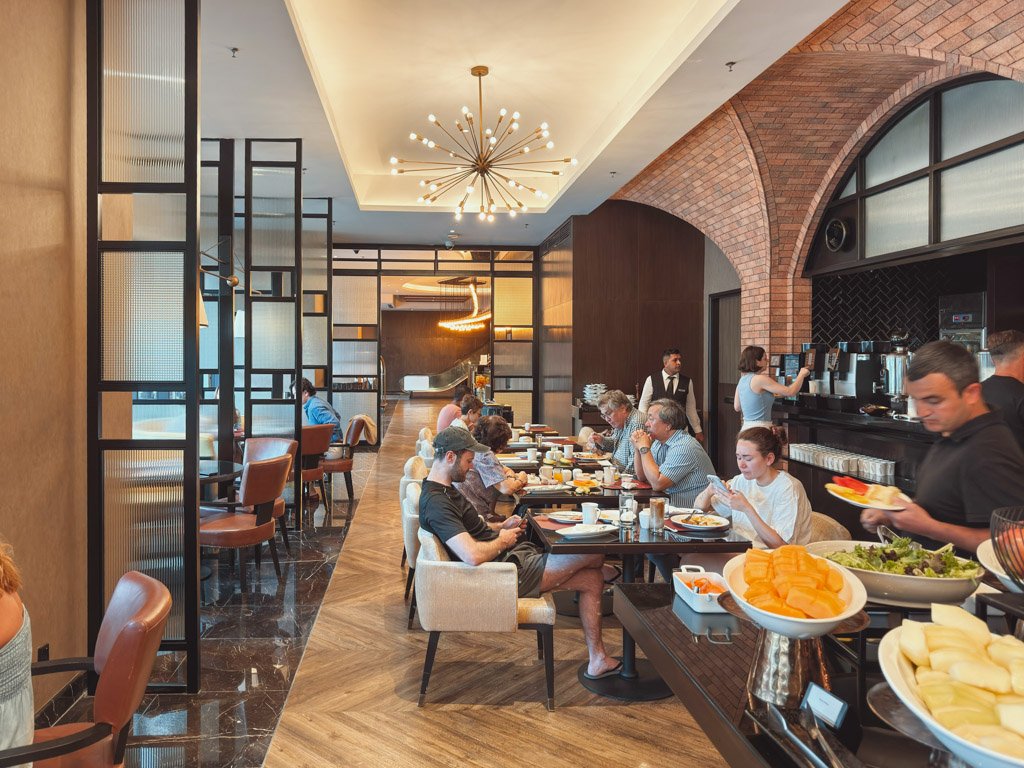 ホテル・ストライプス・クアラルンプールのBrasserie 25朝食ビュッフェ