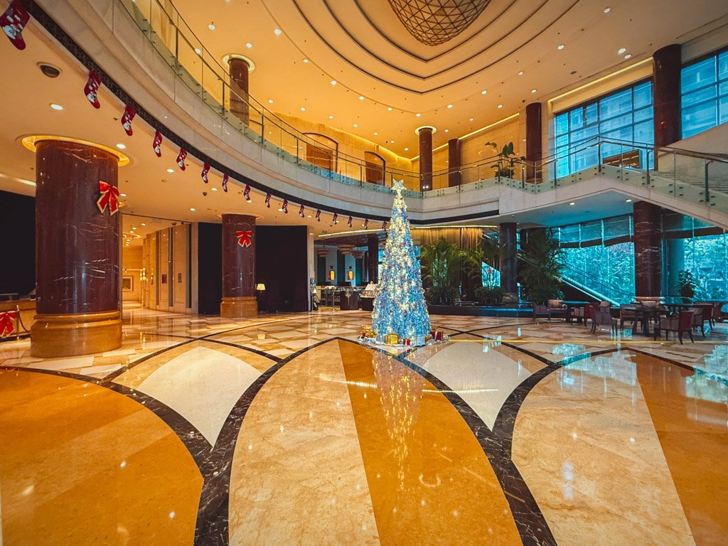 ホンタホテル上海の吹き抜けロビーとクリスマスツリー