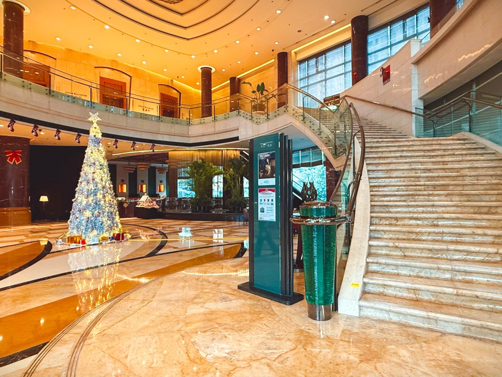 ホンタホテル上海ロビーの階段とクリスマスツリー