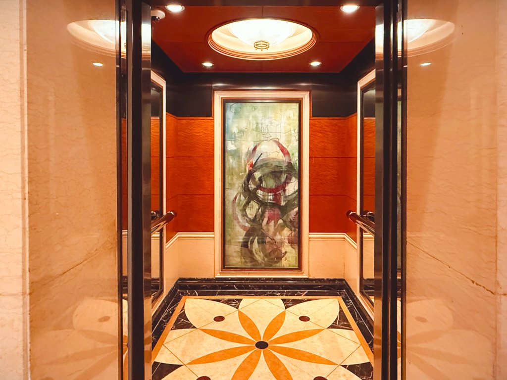 ホンタホテル上海のエレベーター内装