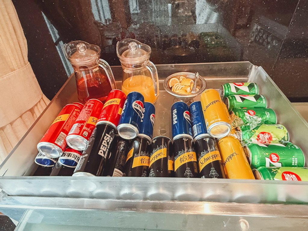 ホンタホテル上海エグゼクティブラウンジの缶ドリンク
