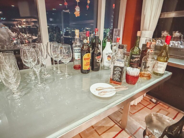 ホンタホテル上海エグゼクティブラウンジのアルコールとグラス