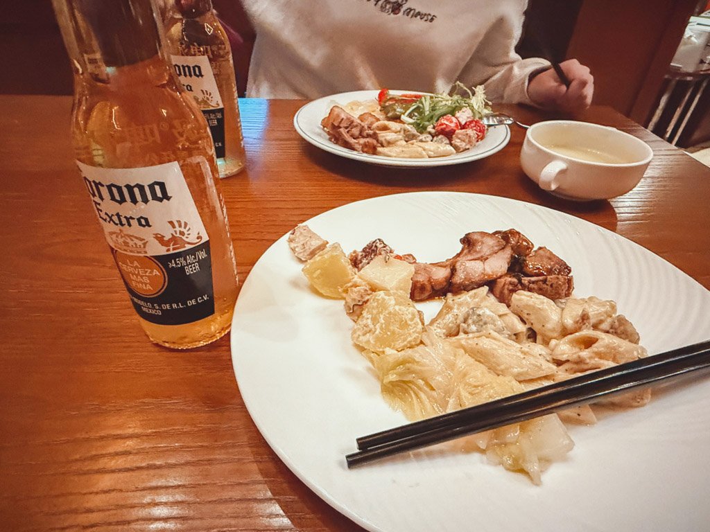 ホンタホテル上海エグゼクティブラウンジでいただいたビールと料理