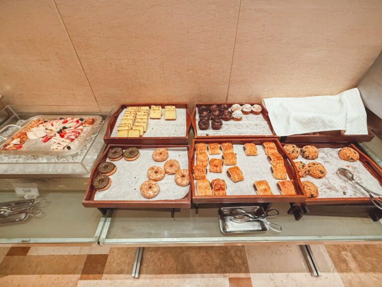 ホンタホテル上海朝食ビュッフェの焼き菓子とデザート