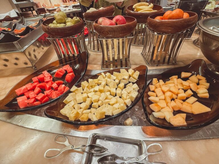 ホンタホテル上海朝食ビュッフェのカットフルーツ