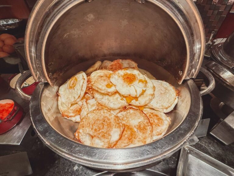 ホンタホテル上海朝食ビュッフェの目玉焼きと温菜