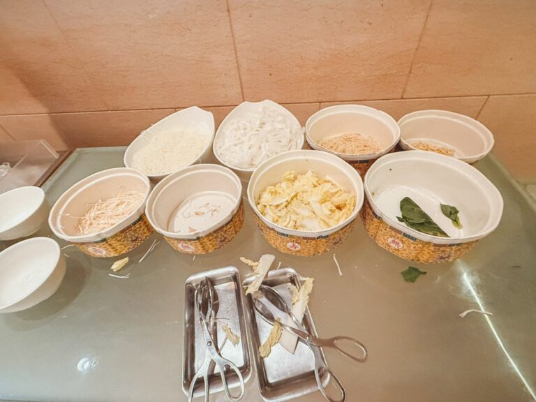 ホンタホテル上海朝食ビュッフェの麺料理トッピング