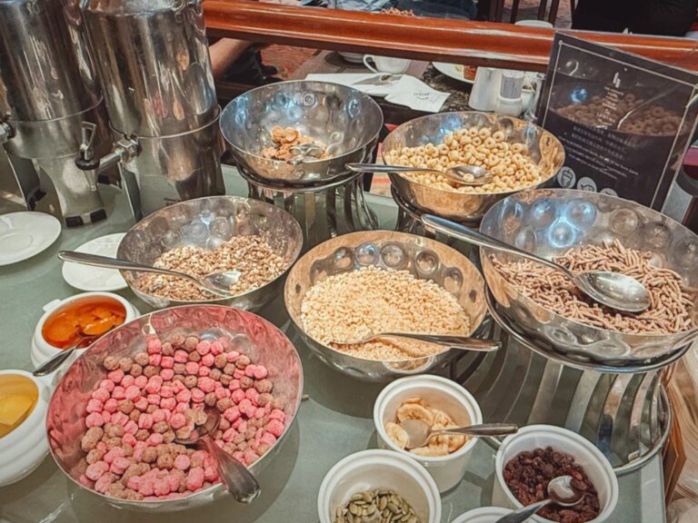 ホンタホテル上海朝食ビュッフェのシリアルとトッピング