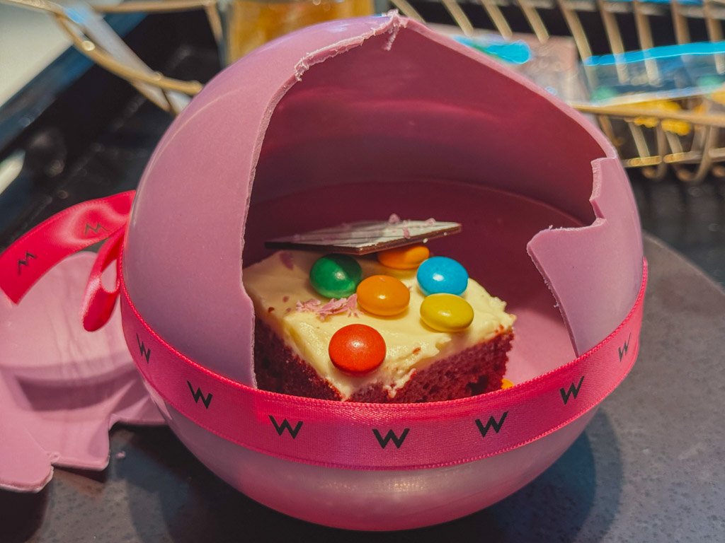 Wクアラルンプールの紫色のウェルカムスイーツ
