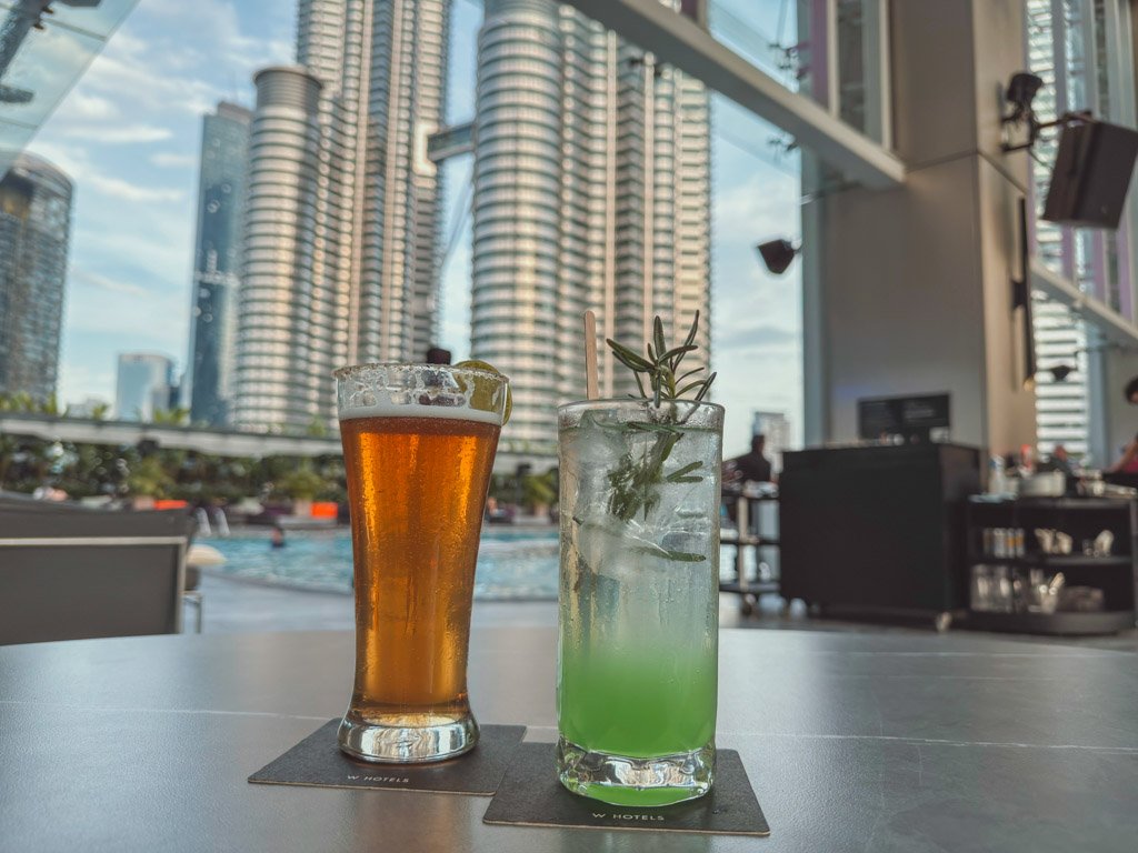 WクアラルンプールWETのカクテルとペトロナスツインタワー