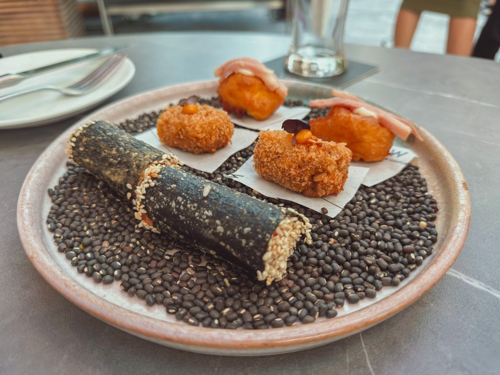WクアラルンプールWETで提供された軽食プレート