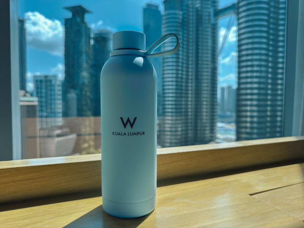 Wクアラルンプールのロゴ入りウェルカムギフト