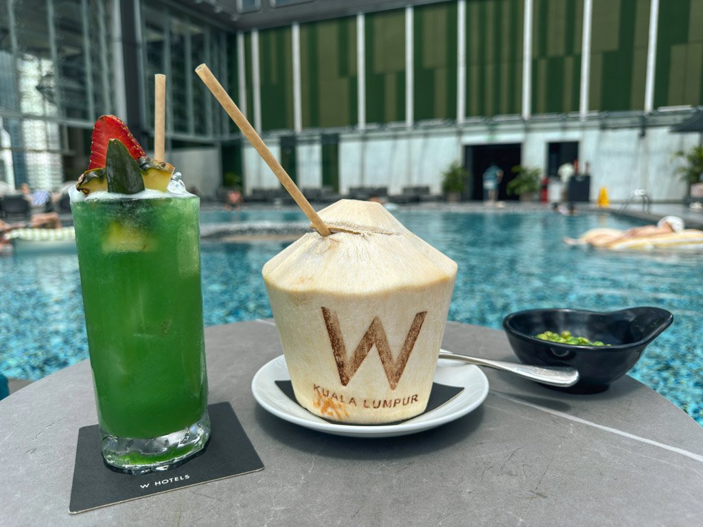 WクアラルンプールWETのカクテルとココナッツジュース