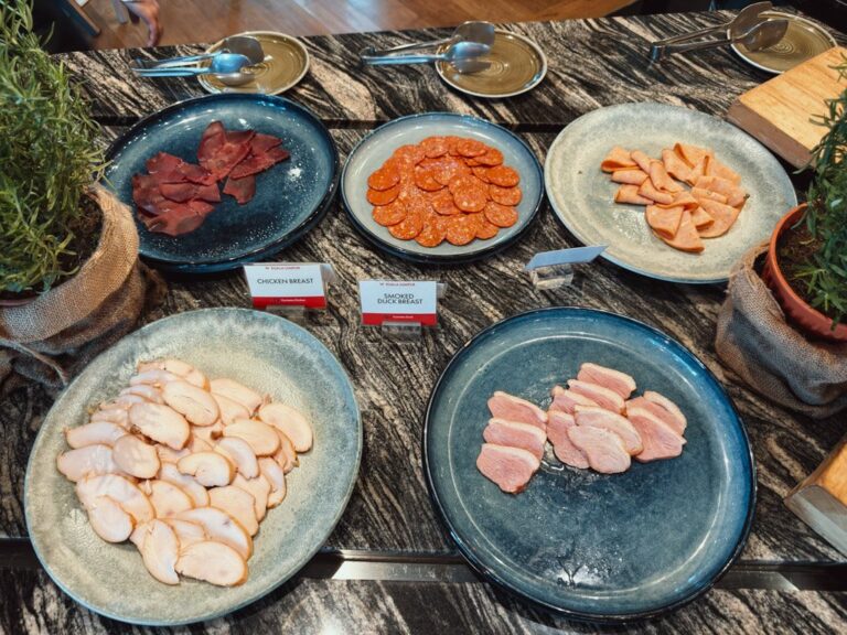 Wクアラルンプール朝食ビュッフェのハムとコールドカット