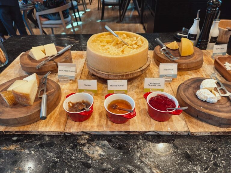 Wクアラルンプール朝食ビュッフェの粥と温かい料理