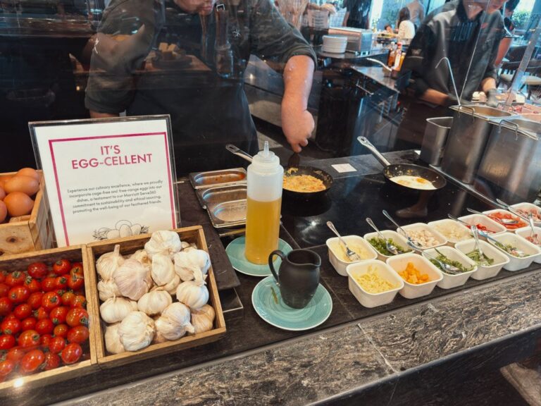 Wクアラルンプール朝食ビュッフェの卵とトマト