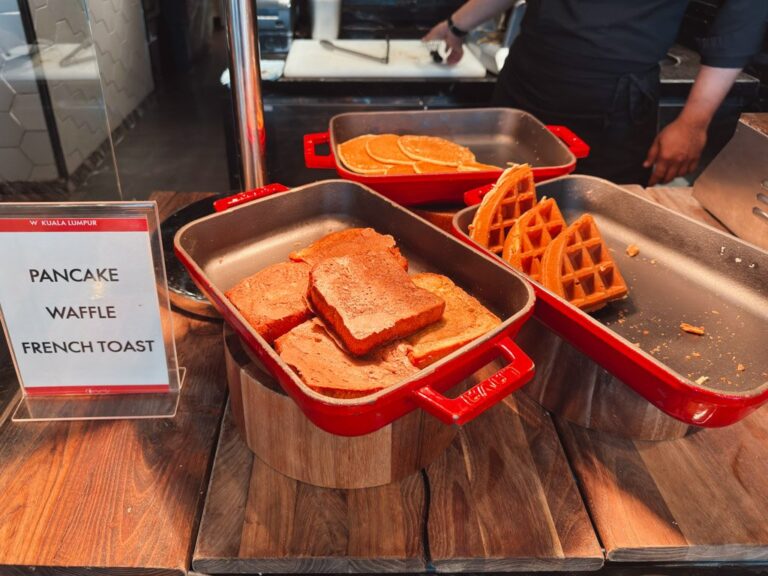 Wクアラルンプール朝食ビュッフェのパンケーキとワッフル