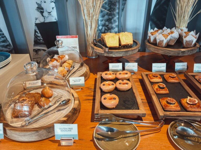 Wクアラルンプール朝食ビュッフェのペストリーと焼き菓子