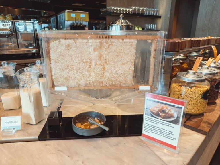 Wクアラルンプール朝食ビュッフェのミルクとシリアル