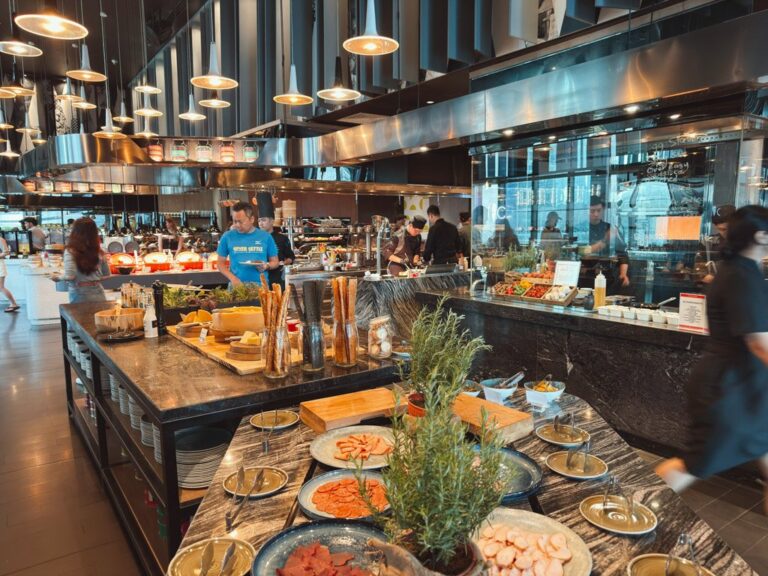 Wクアラルンプール朝食ビュッフェの会場全景