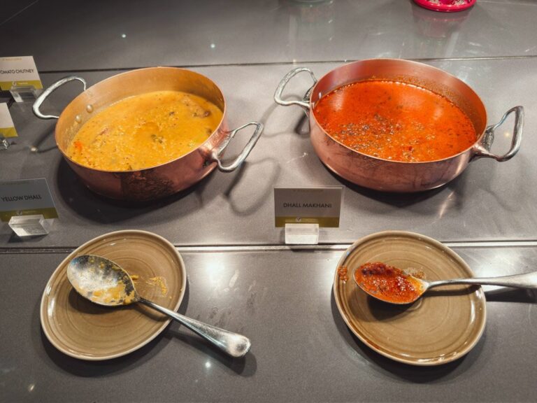Wクアラルンプール朝食ビュッフェのカレーと温菜