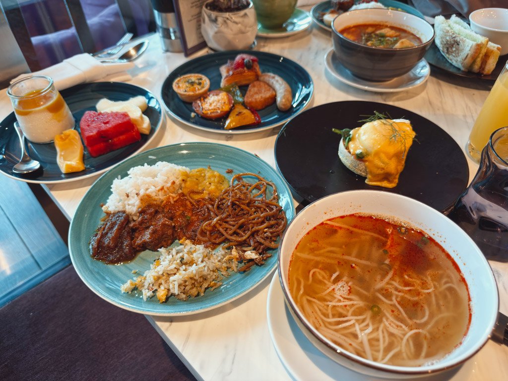Wクアラルンプール朝食のプレートと麺料理