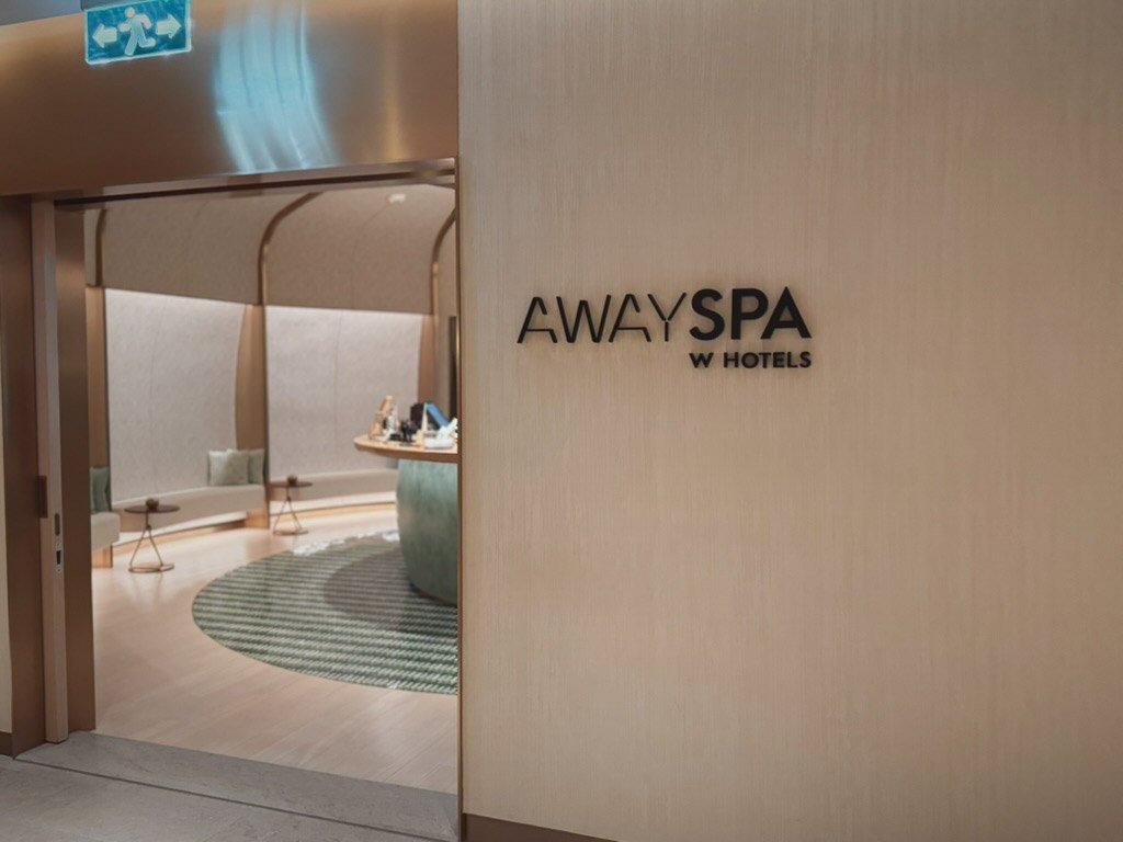  Wマカオ・スタジオシティにある「AWAY SPA」のエントランス。落ち着いたデザインで、スパのリラックスした雰囲気を感じさせる入り口です。AWAY SPAのロゴが壁に掲げられ、入口からも清潔感と快適さが伝わってきます。 