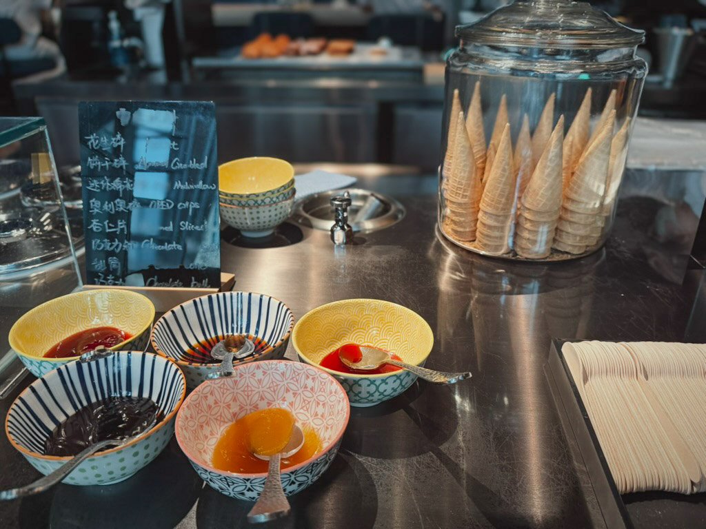Wマカオ スタジオシティ レストラン津津の朝食ソースとトッピング