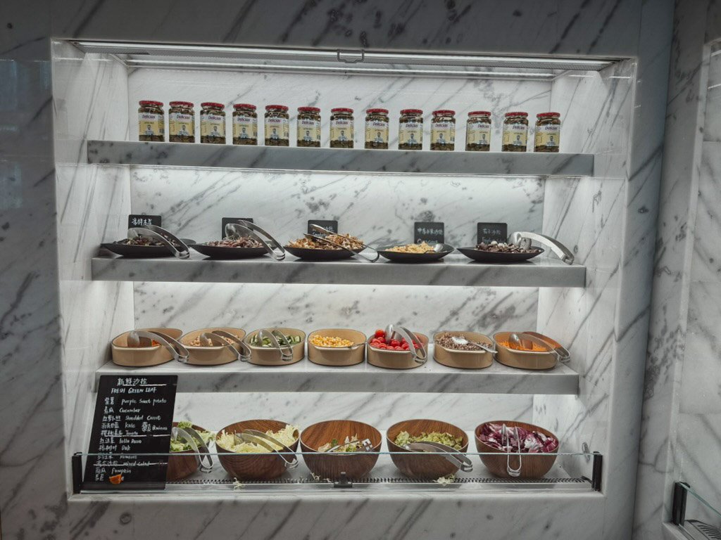 Wマカオ スタジオシティ レストラン津津の朝食サラダとトッピング
