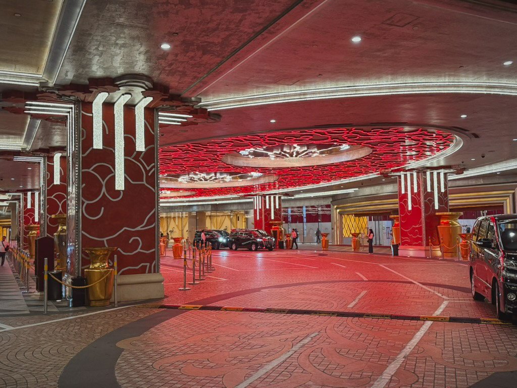  スタジオシティ・カジノ前の車寄せ。赤とゴールドの装飾が豪華で、到着時から特別な雰囲気を感じさせます。 