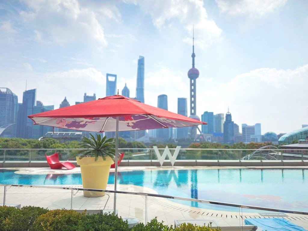 W上海外灘のプール越しに見る朝の上海 skyline