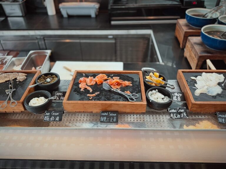 W上海外灘朝食ビュッフェのサーモンと冷菜