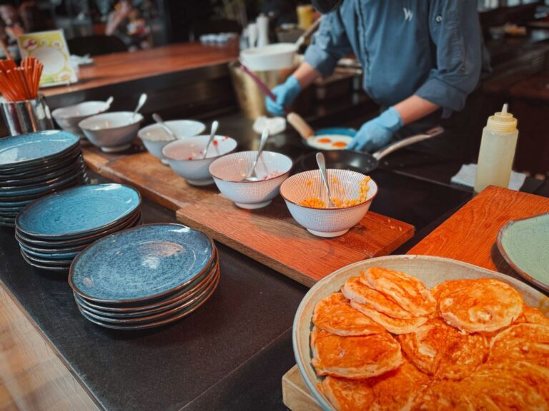 W上海外灘朝食ビュッフェの卵料理を作るシェフ