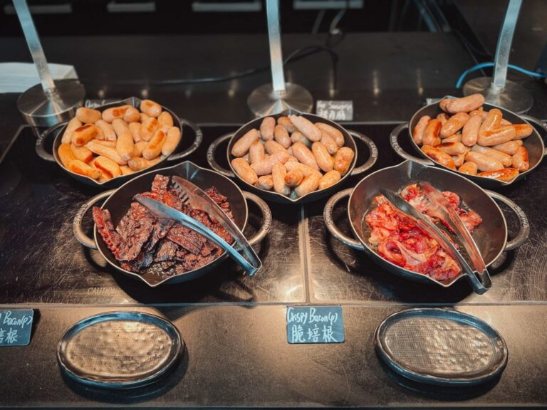 W上海外灘朝食ビュッフェの肉料理とソーセージ