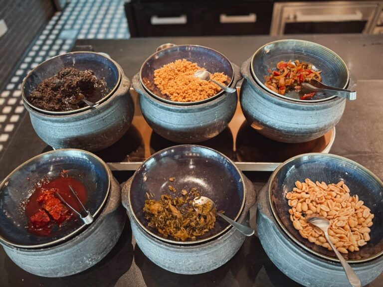 W上海外灘朝食ビュッフェの薬味とナッツ