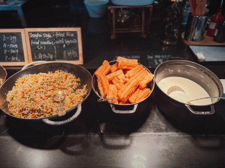 W上海外灘朝食ビュッフェのチャーハンと揚げパン