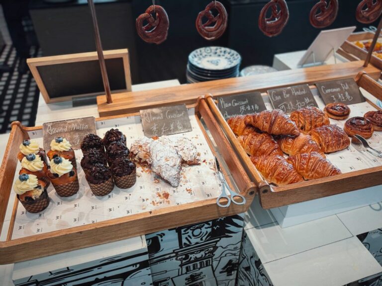 W上海外灘朝食ビュッフェのクロワッサンとスイーツ