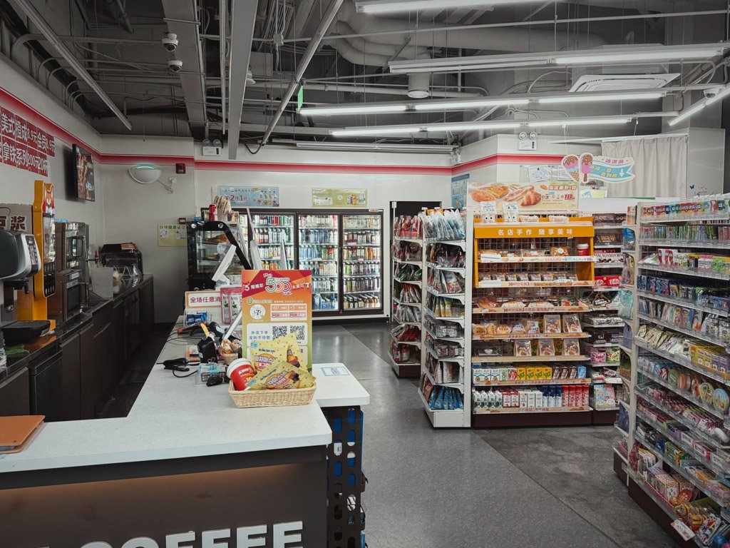W上海外灘1階セブンイレブンの店内