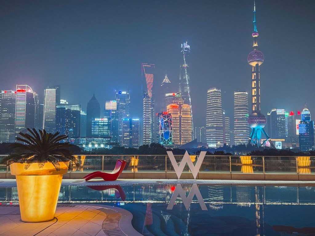 W上海外灘のプールサイドと外灘の夜景