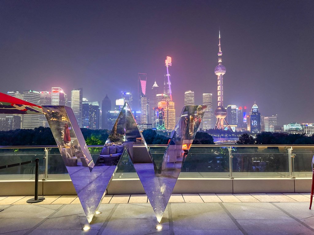 W上海外灘のWロゴと外灘の夜景