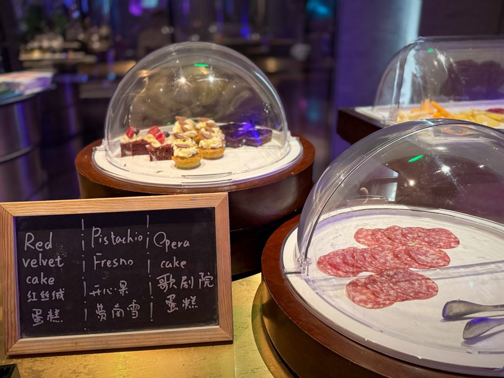 W上海ザ・バンドのカクテルタイムのデザートコーナー