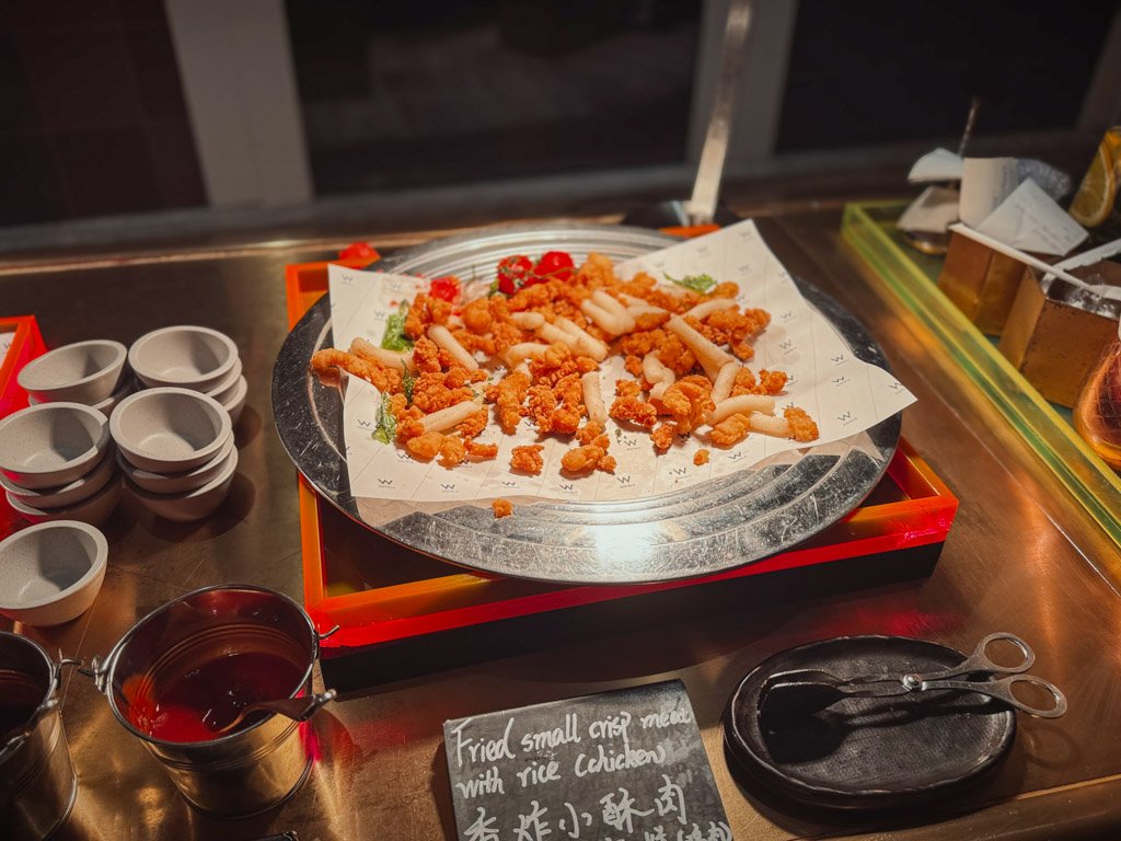 W上海ザ・バンドのカクテルタイムの揚げ物料理
