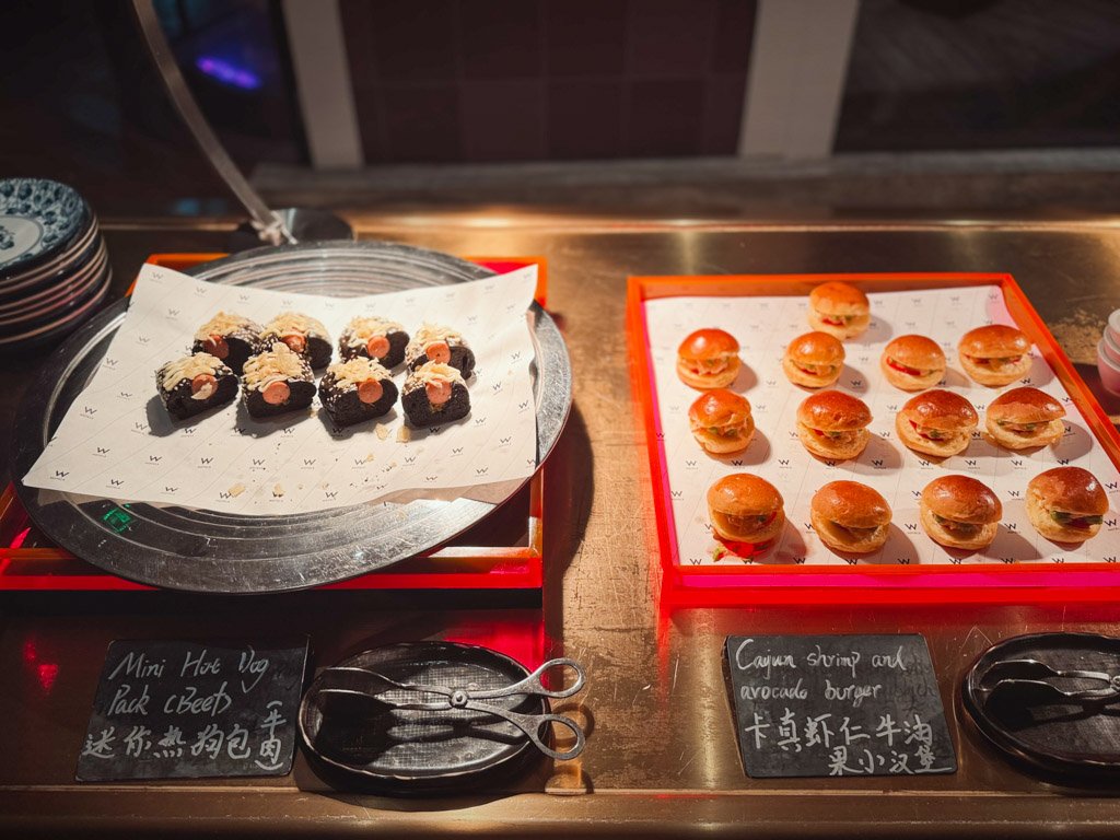 W上海ザ・バンドのカクテルタイムのミニホットドッグとバーガー