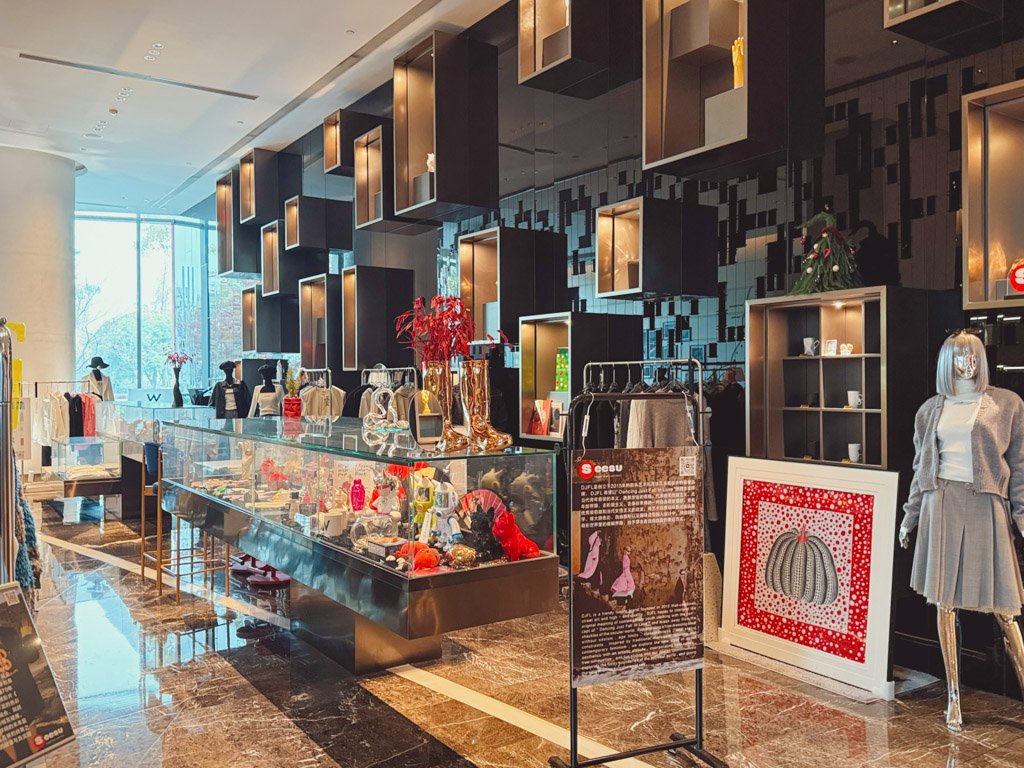 W蘇州のW Hotelsストアに並ぶグッズ
